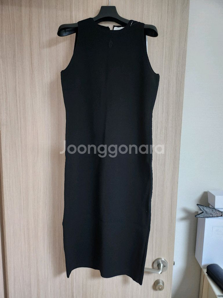 더 캐시미어 슬리브리스 니트 원피스--1