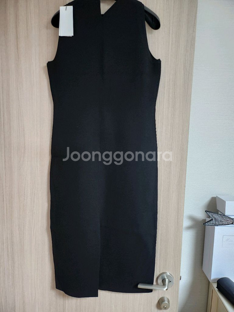 더 캐시미어 슬리브리스 니트 원피스--3