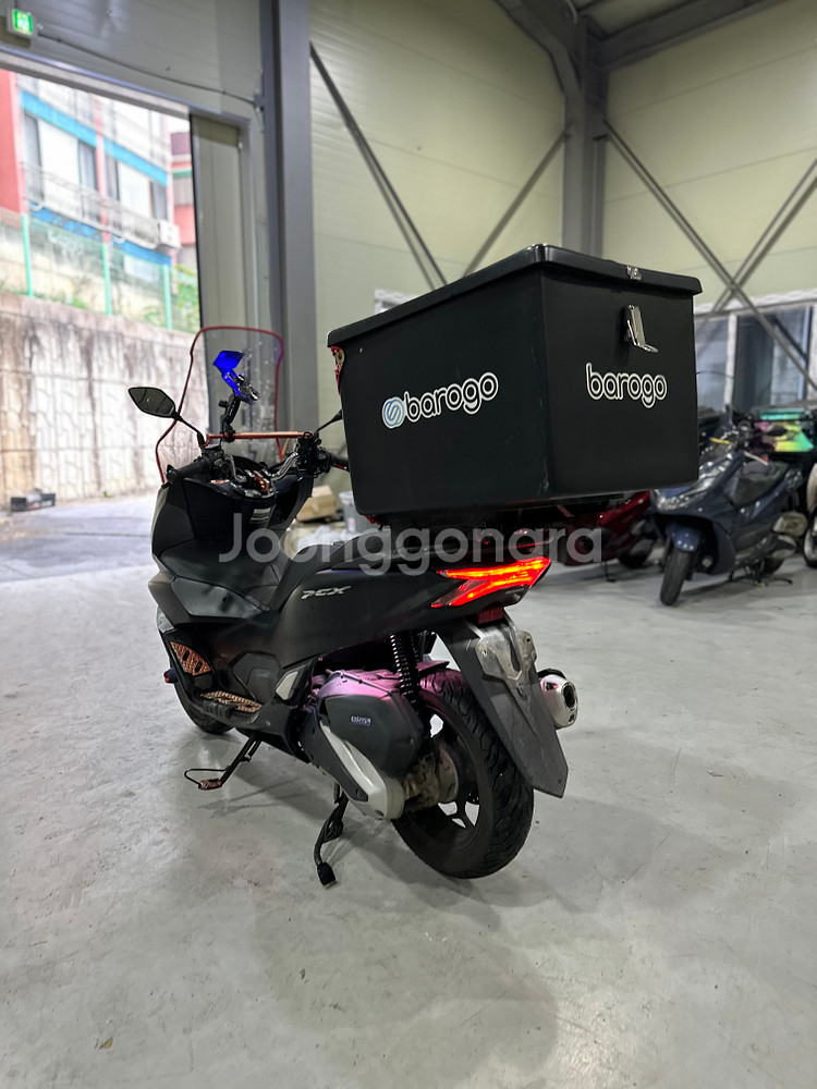 혼다 21년식 PCX125 ABS모델 4만Km 깔끔한 차량 판매합니다.--5