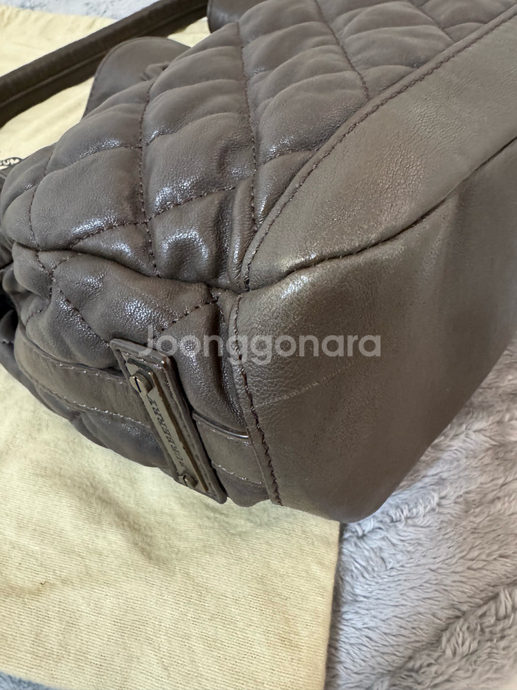 버버리 퀼팅 양가죽 숄더백 정품--3