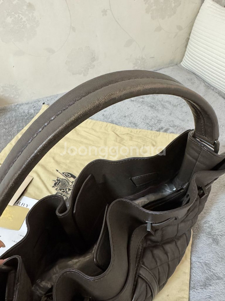 버버리 퀼팅 양가죽 숄더백 정품--6