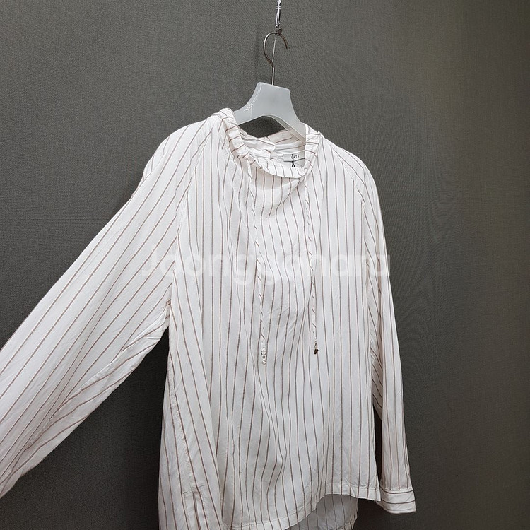 한섬 래트 2024 스트라이프 스트링 블라우스 S사이즈(택달린새제품)--2