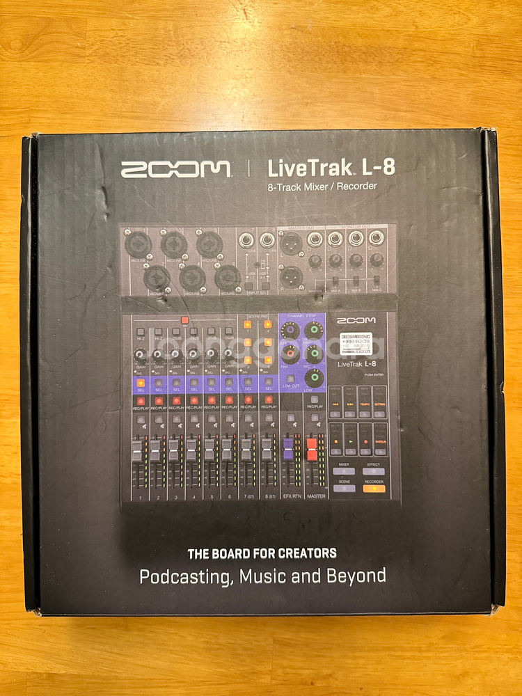 Zoom LiveTrak L-8 믹서 팝니다.--4