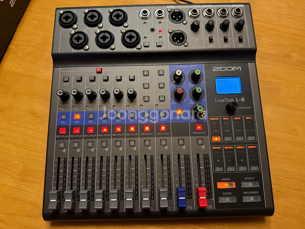 Zoom LiveTrak L-8 믹서 팝니다.--1