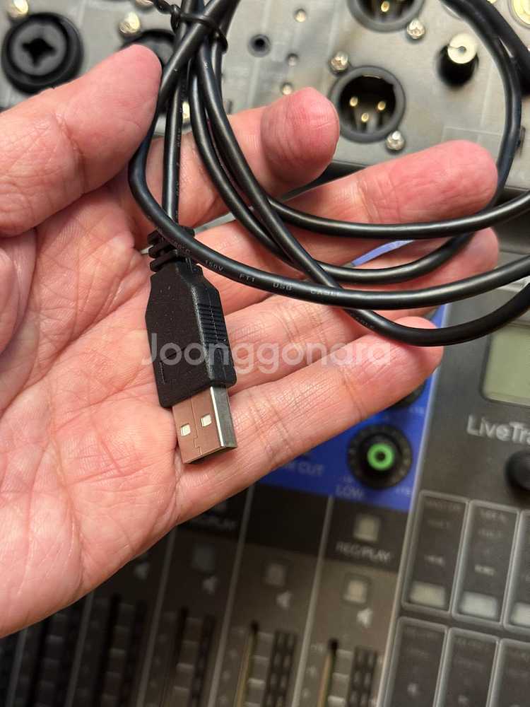 Zoom LiveTrak L-8 믹서 팝니다.--2