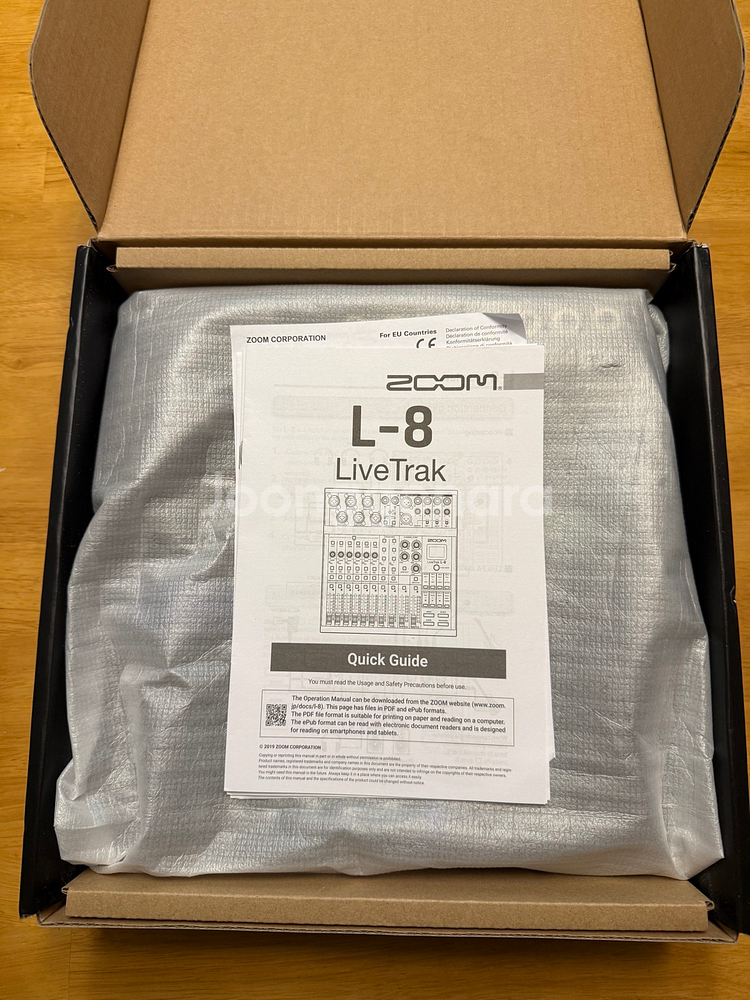 Zoom LiveTrak L-8 믹서 팝니다.--3