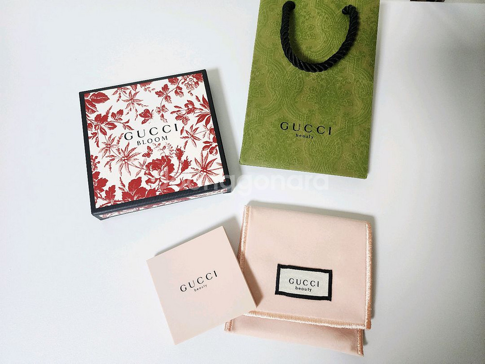 (새 제품)구찌 블룸 뷰티 팩트형 양면 손거울--0