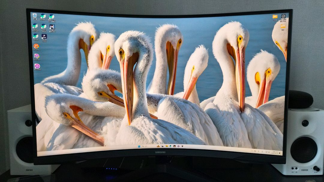 삼성 g5 32인치 QHD 모니터, 7800x3d 9070xt 고사양 본체 일괄판매--2