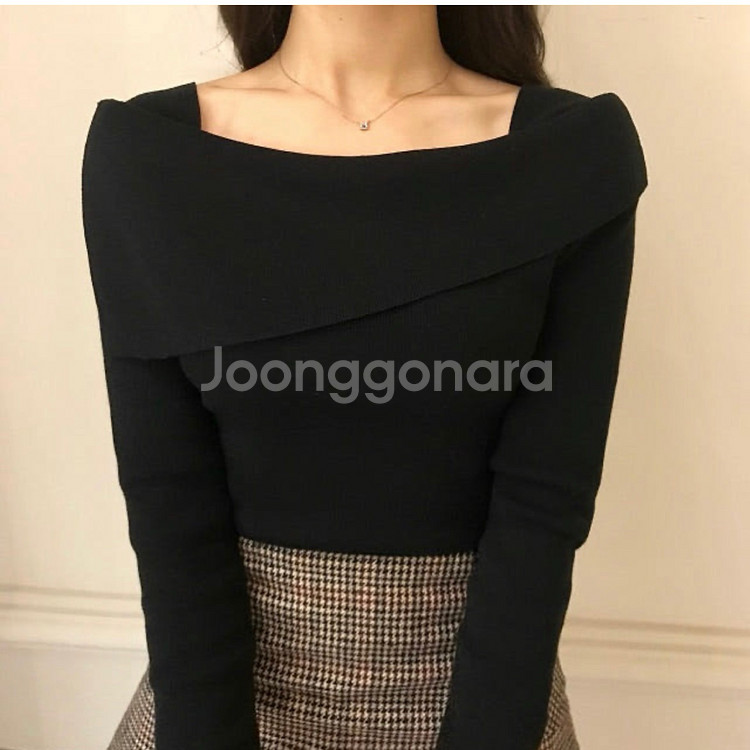 >10프로 할인<슬림핏 사선 언발 스퀘어넥 오프숄더 니트티 블랙--0