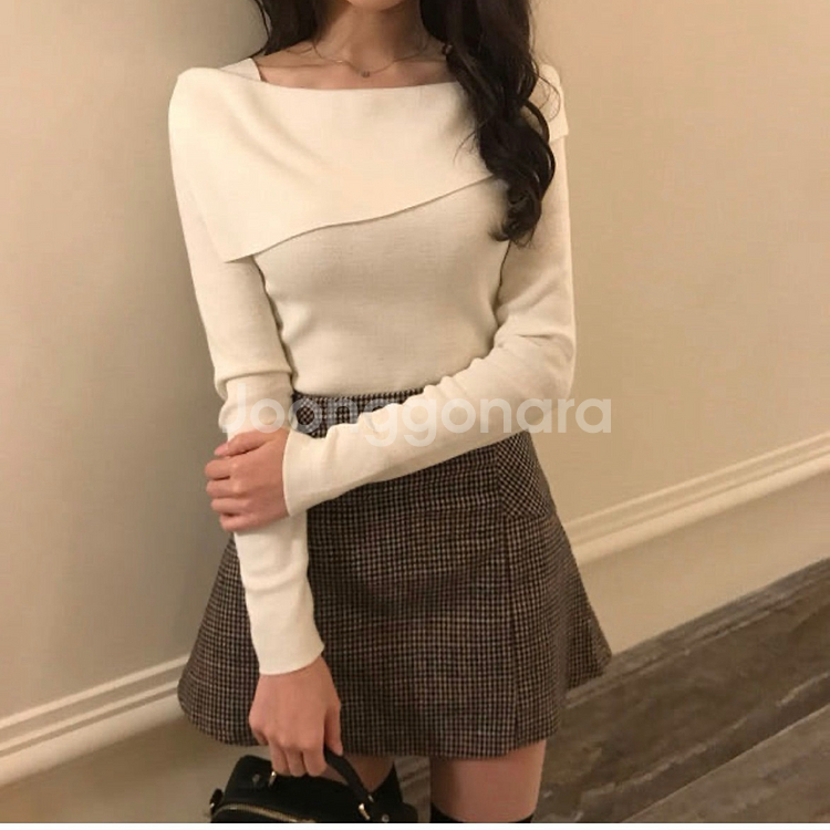 >10프로 할인<슬림핏 사선 언발 스퀘어넥 오프숄더 니트티 블랙--1