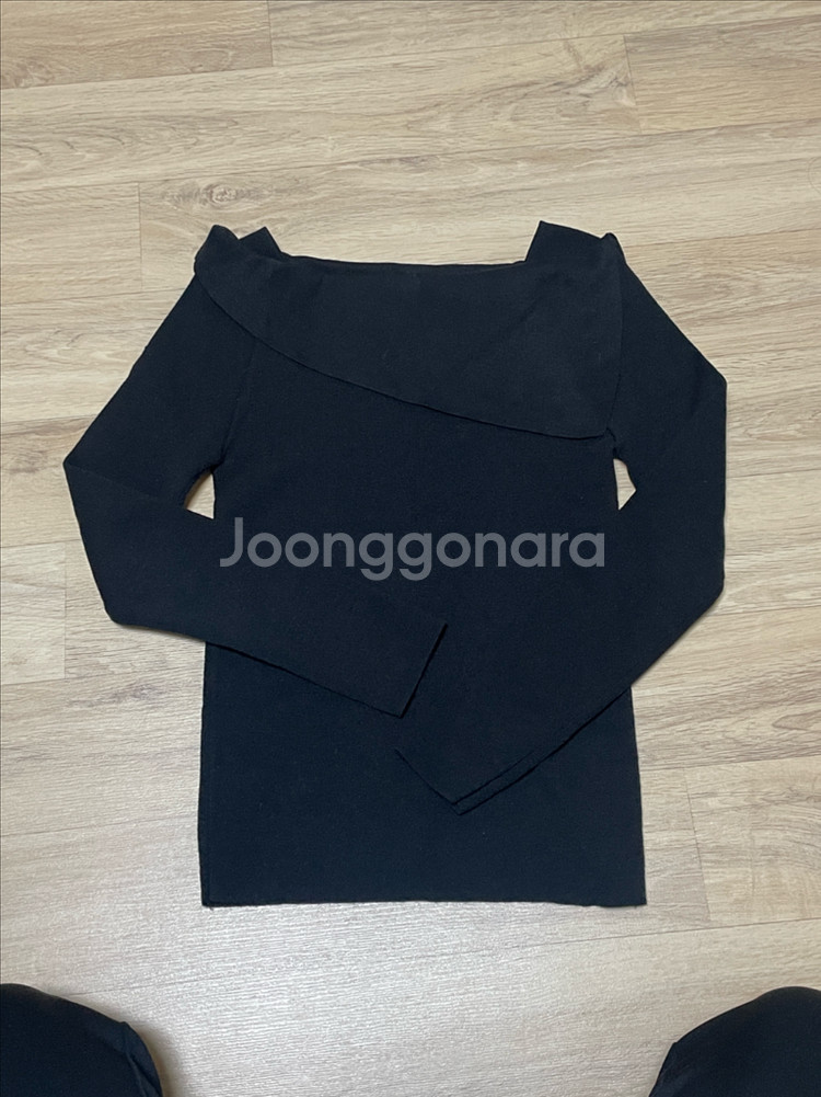 >10프로 할인<슬림핏 사선 언발 스퀘어넥 오프숄더 니트티 블랙--2