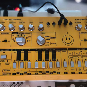 Behringer Td-3 베링거 신디 판매합니다