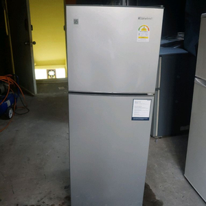 캐리어클라윈드 138l 냉장고 crf-td138sds 판매합니다. 2022년4월제조이고 기스없고 깨끗합니다.