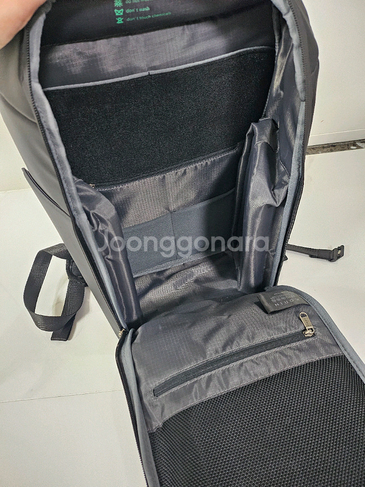 코린 블랙 백팩 가방 노트북 수납--5