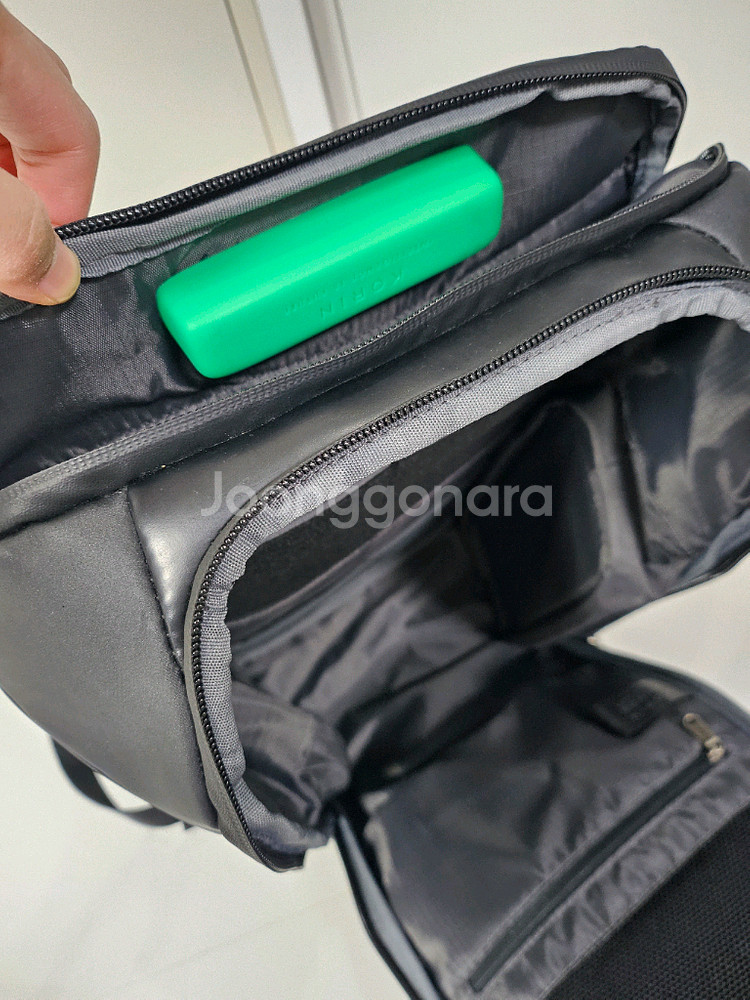 코린 블랙 백팩 가방 노트북 수납--4