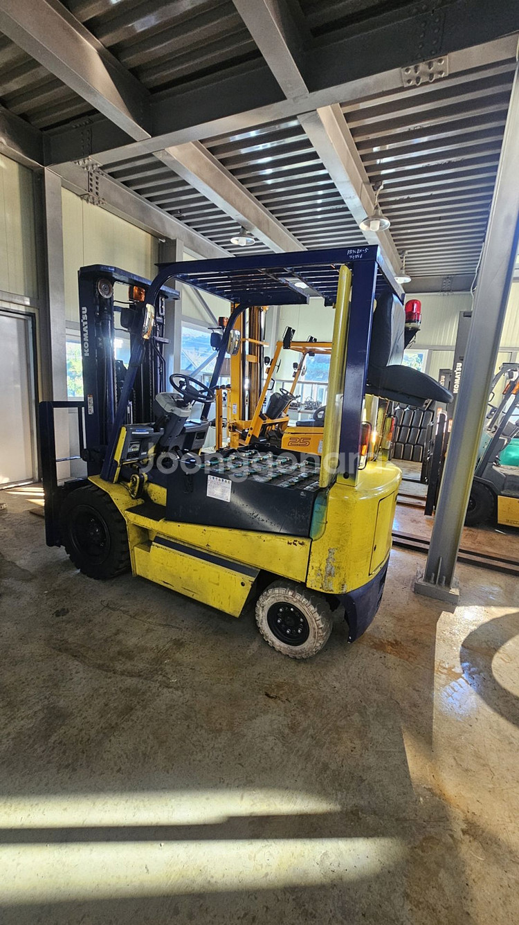 배터리2022년식 코마츠 좌식 3톤 전동지게차 삼단5m 사이드시프트 1080만--2