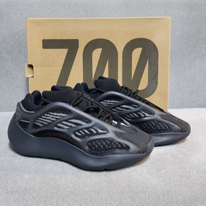 아디다스 이지부스트 700 V2 블랙 이미지