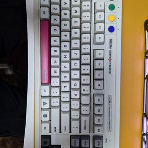 8BitDo 레트로 기계식 키보드 새턴 30주년 한정판