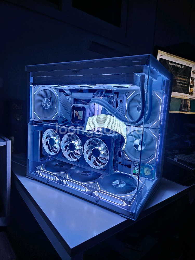 9800x3d / rx9070xt 리안리 o11d mini 화시트 본체--2