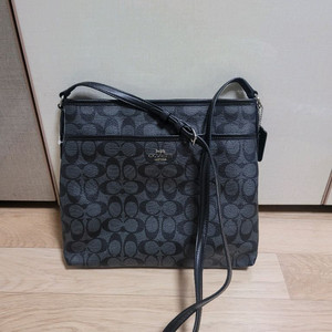 코치 시그니처 파일 크로스백