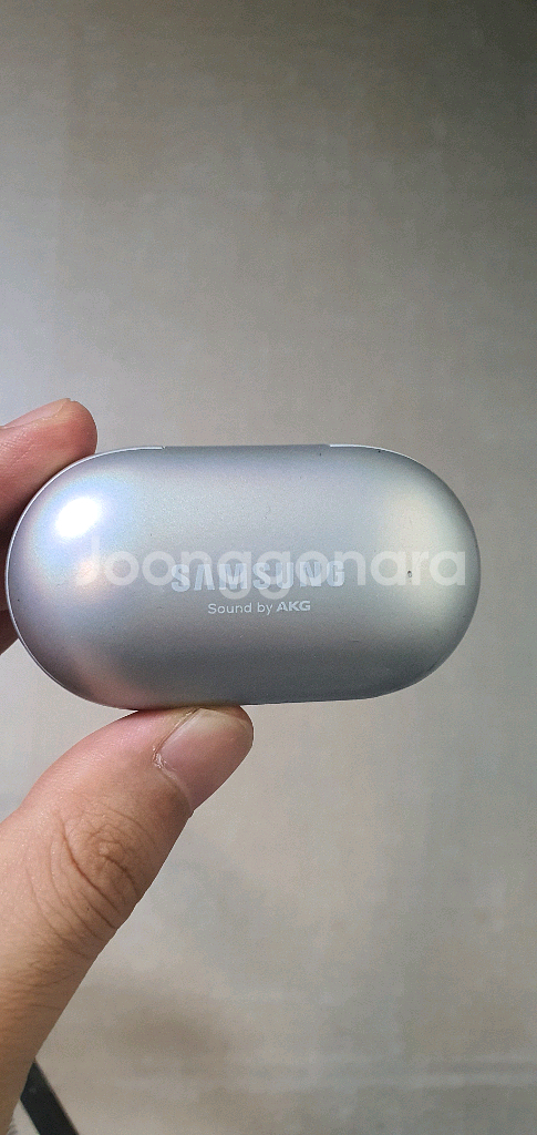 버즈 1 실버 충전기 본체 판매합니다--0