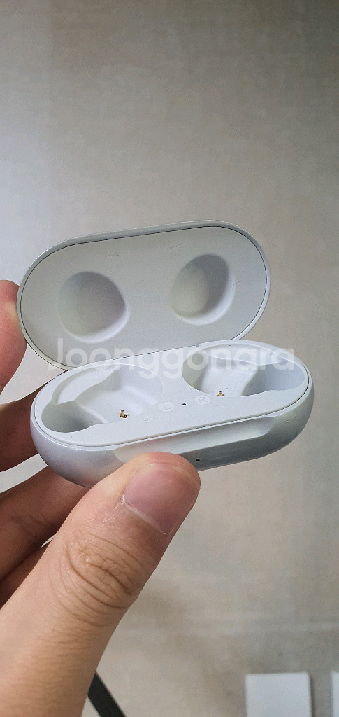 버즈 1 실버 충전기 본체 판매합니다--1