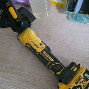 디월트 무선 그라인더 DCG405N