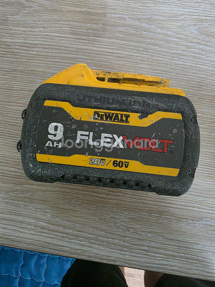 디월트 20V 플렉스볼트 배터리 9AH--0