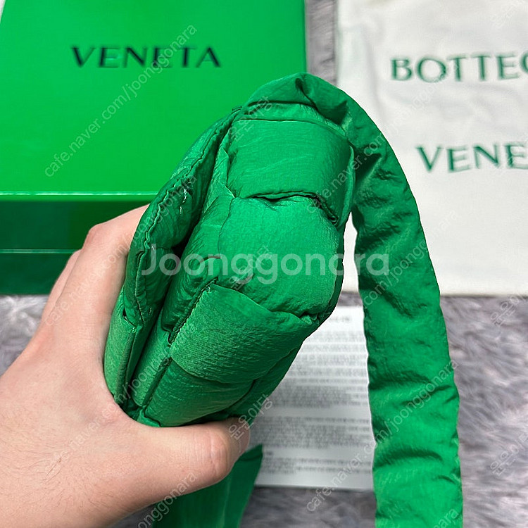 [풀구성] 보테가베네타 패딩 미니 카세트백 그린--4