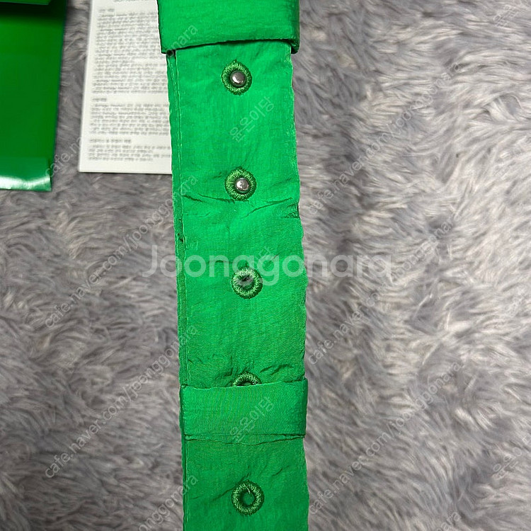 [풀구성] 보테가베네타 패딩 미니 카세트백 그린--7