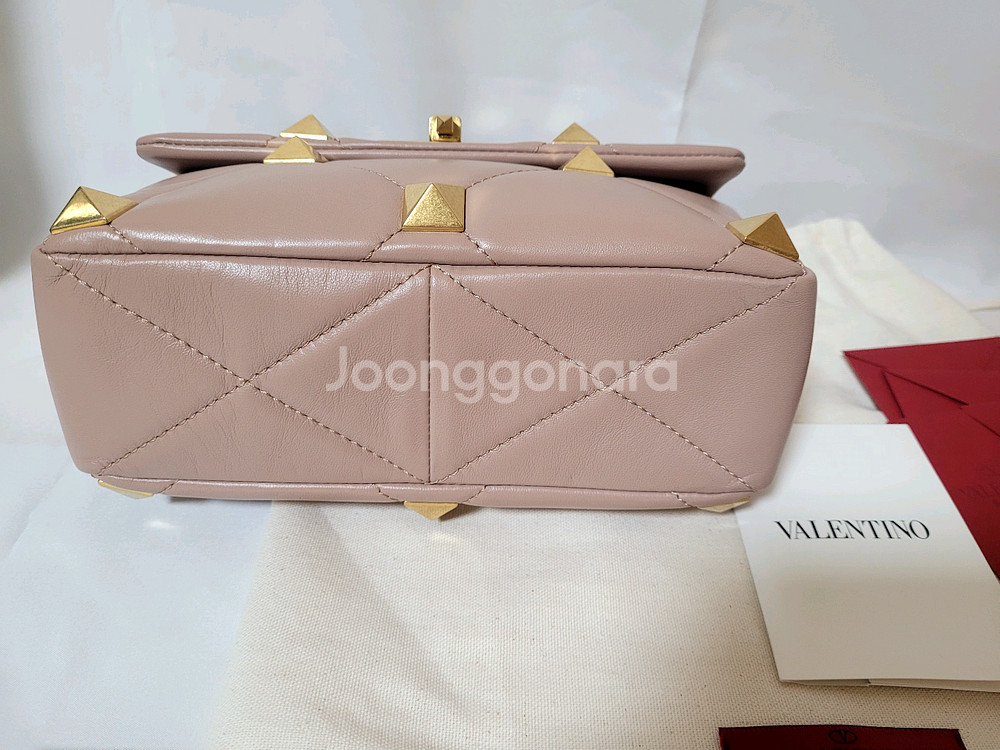 발렌티노 로만스터드 미디엄 숄더백 새상품--5