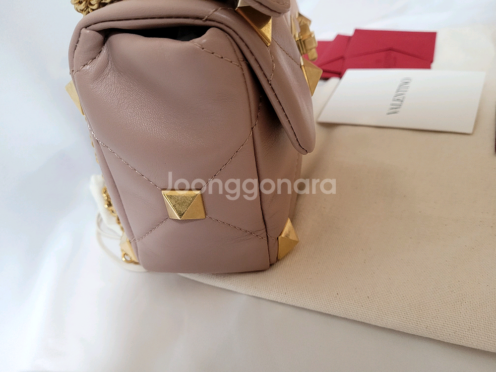 발렌티노 로만스터드 미디엄 숄더백 새상품--6