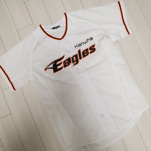 새상품)한화 이글스 화이트 야구 레플리카 유니폼(홈)85택이 뜯어졌는데 새거에요^^새상품 한화 이글스 홈 유니폼 8