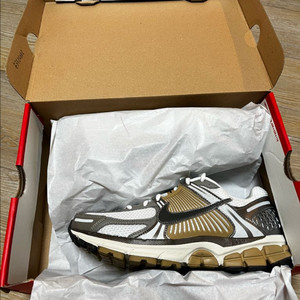 (새상품) 나이키 줌 보메로 5 FJ4151-006 팝니다. 265mm