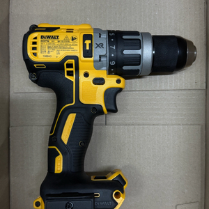 디월트 충전드릴 DCD796 판매합니다