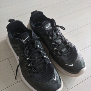 나이키 에어맥스 엑시스 검흰 245사이즈(반값택포)