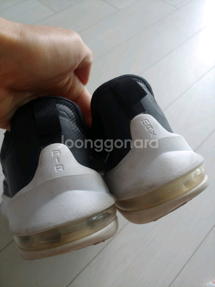 나이키 에어맥스 엑시스 검흰 245사이즈(반값택포)--2