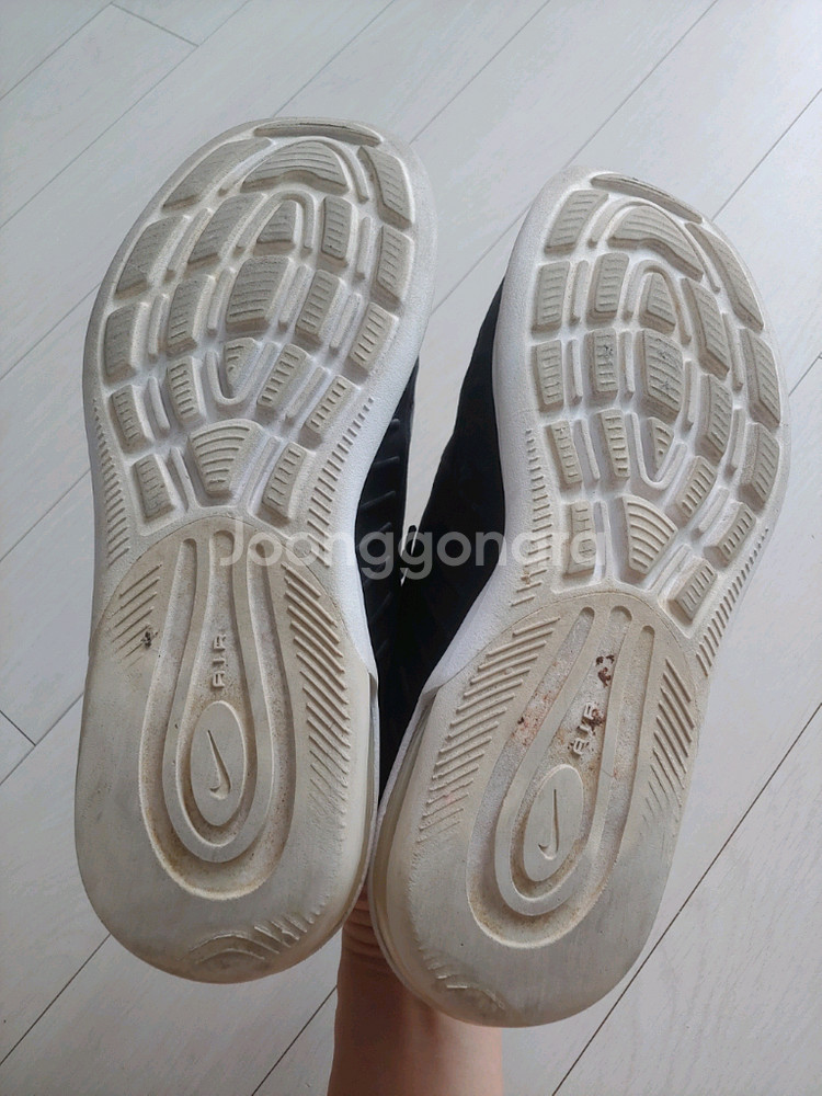 나이키 에어맥스 엑시스 검흰 245사이즈(반값택포)--3