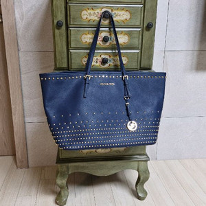 마이클코어스 네이비 스터드 쇼퍼빅백/50x28x17