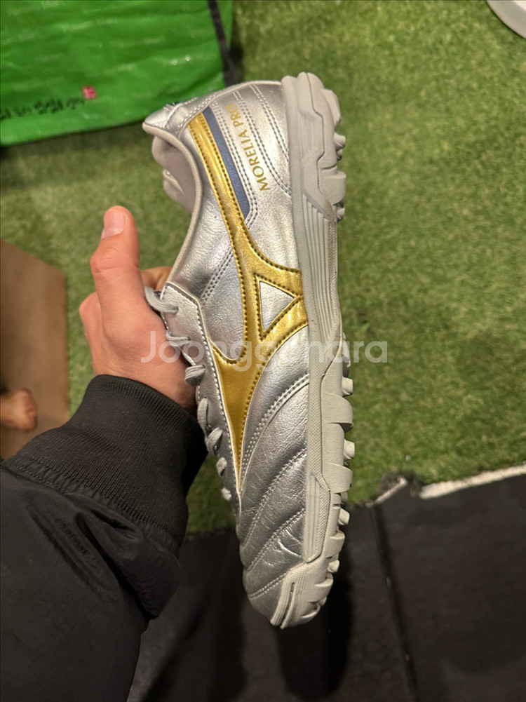 미즈노 모렐리아 축구화 실버/골드 275--1