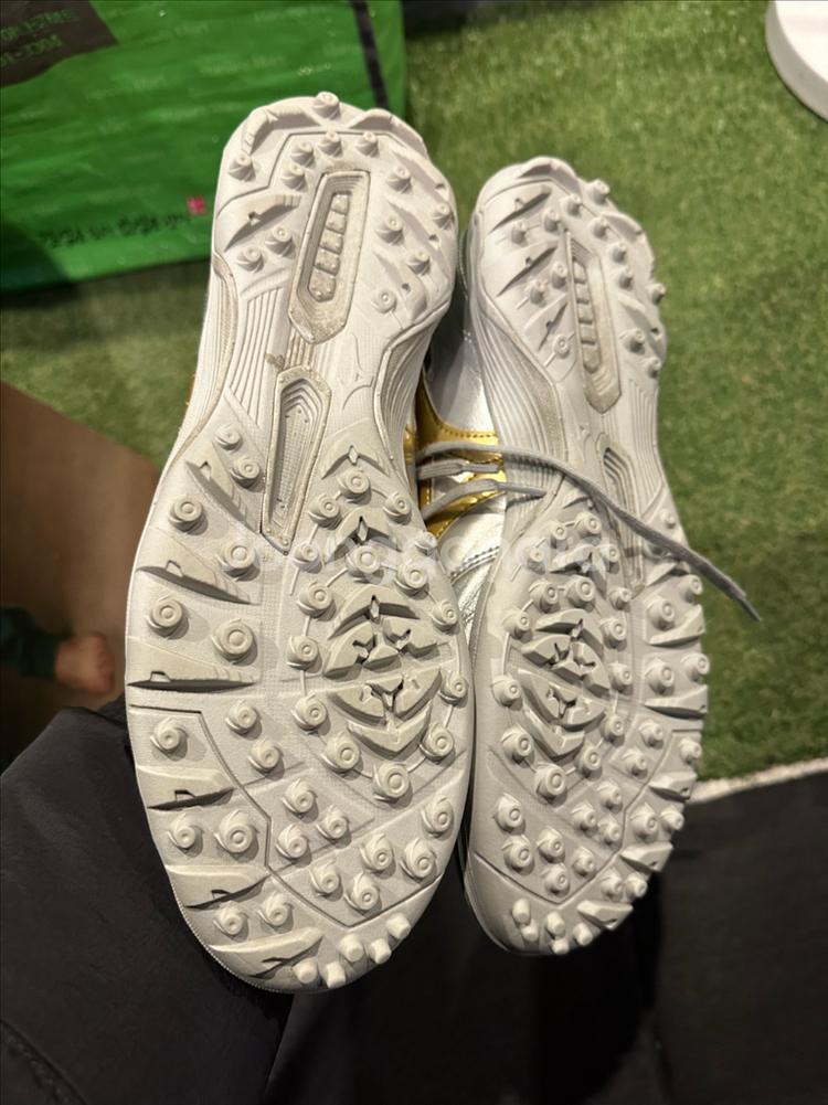 미즈노 모렐리아 축구화 실버/골드 275--2