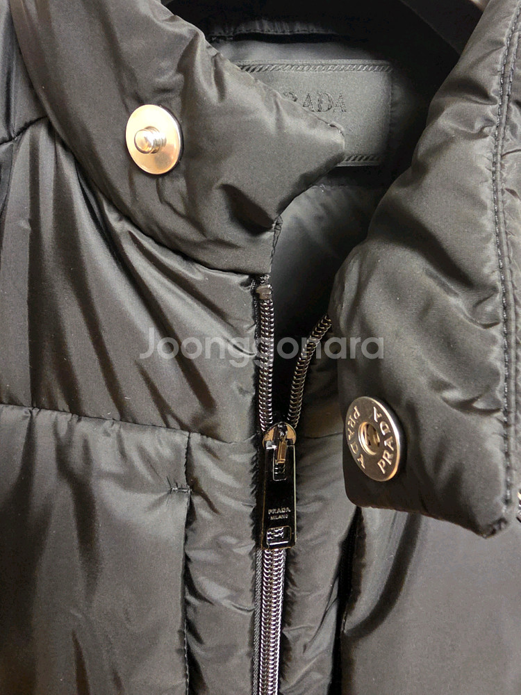 [새상품급 / 50 ] 프라다 리나일론 삼각로고 다운 숏 패딩 자켓 블랙--3