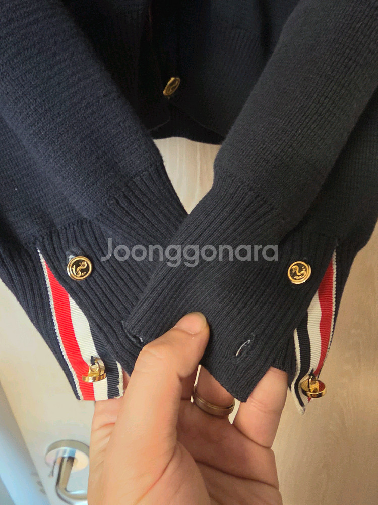 [새상품급/3] 톰브라운 사선완장 밀라노스티치 금장 가디건 3사이즈--4