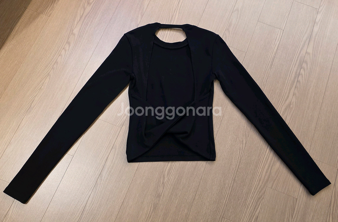 <새옷> ZARA_백 오픈 티셔츠 S사이즈--2