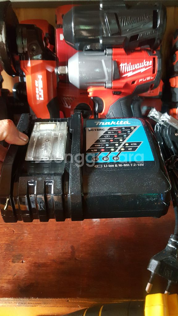 [정품]마끼다충전기 18V 프리볼트고속충전기DC18RC--1