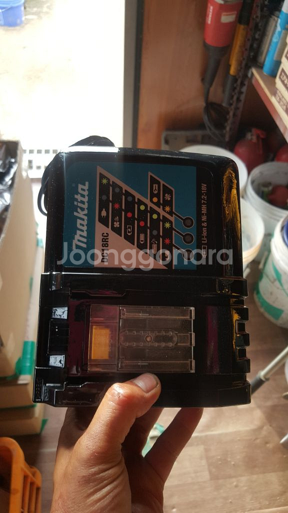 [정품]마끼다충전기 18V 프리볼트고속충전기DC18RC--6