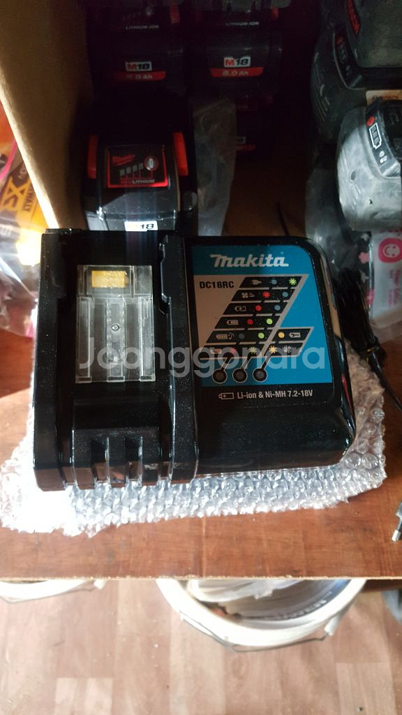 [정품]마끼다충전기 18V 프리볼트고속충전기DC18RC--8