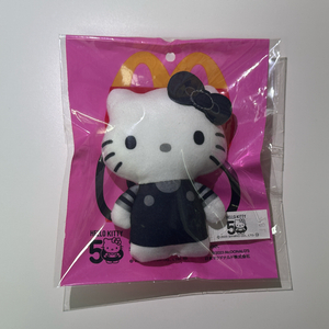 일본 맥도날드 해피밀 헬로키티 50주년 인형 흑백키티 판매