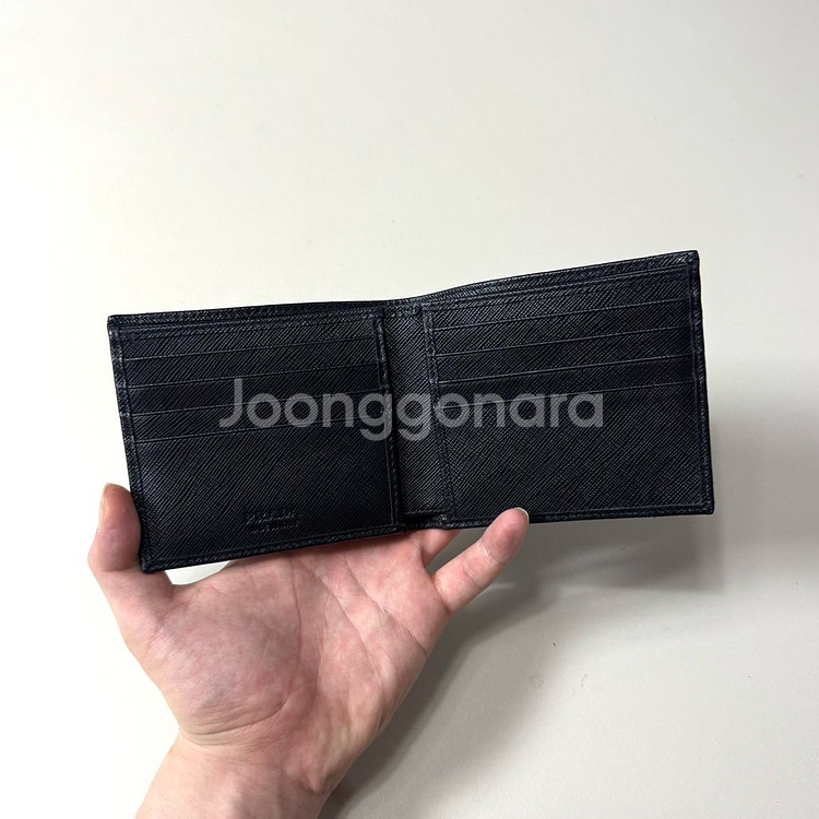 [OS/당일출고]프라다 삼각로고 사피아노 반지갑--2