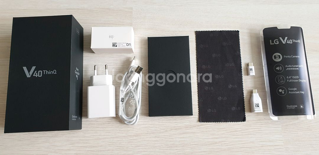 LG전자 V40 (폰없음) 기본구성품들과 V40액세서리들 일괄판매--2